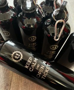 borraccia nera con moschettone 750 ml