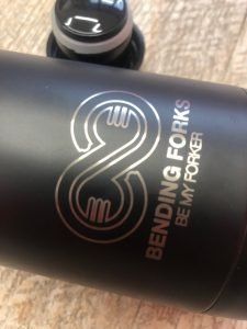 dettaglio incisione laser su thermos
