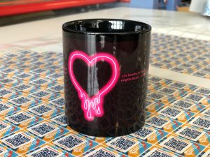 mug nera personalizzata