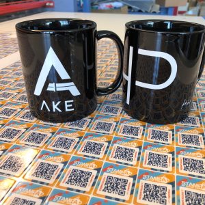 mugs nere con logo